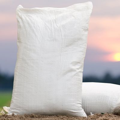 La arena tejida blanca del polipropileno empaqueta el reciclaje de los bolsos vacíos 50KG de la grava